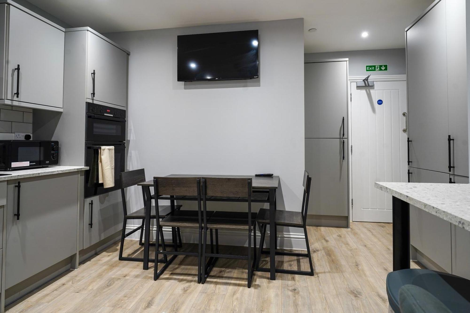 En-Suite Double Rooms, Smart Tv Comfy Style Llanelli Exterior photo