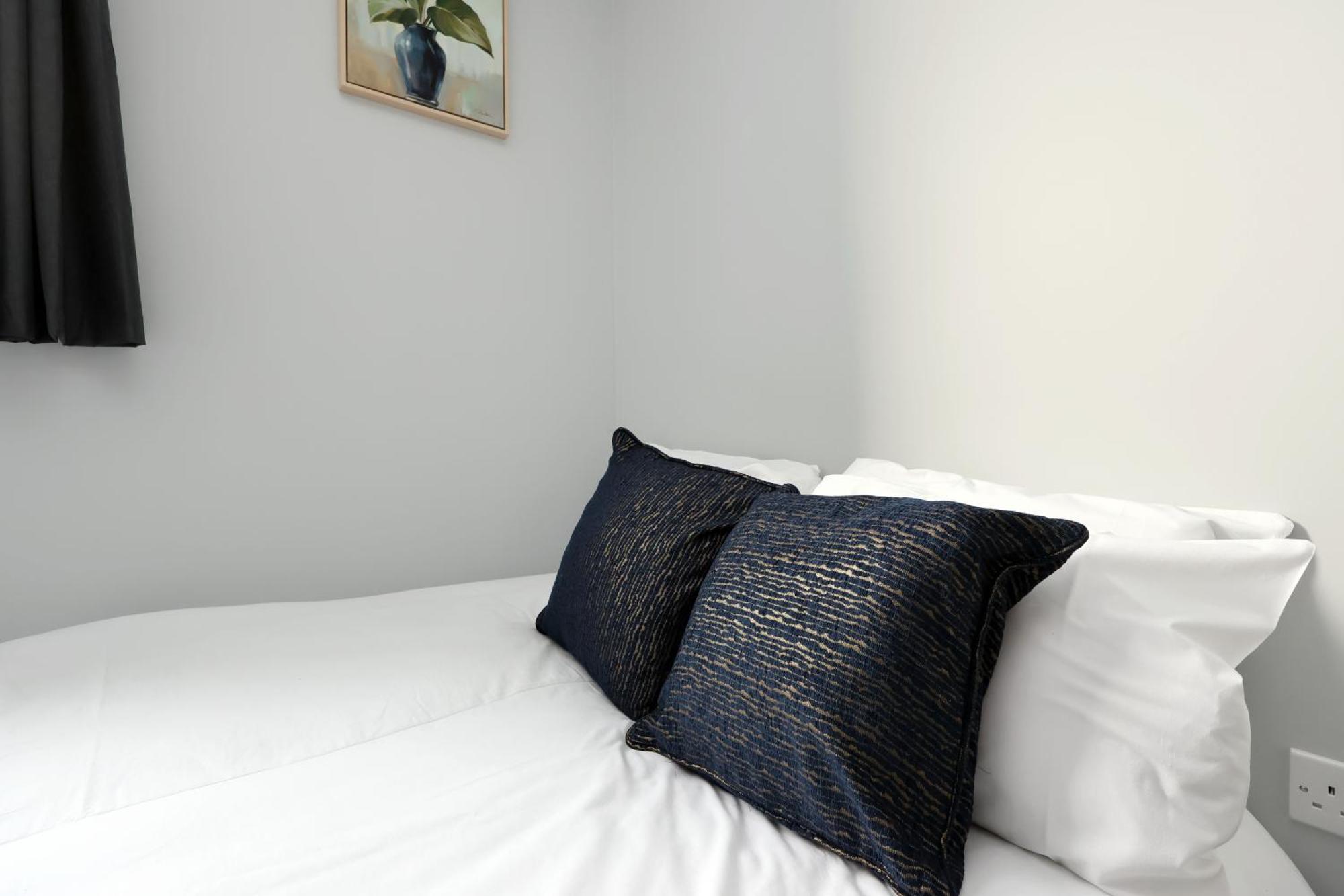 En-Suite Double Rooms, Smart Tv Comfy Style Llanelli Exterior photo