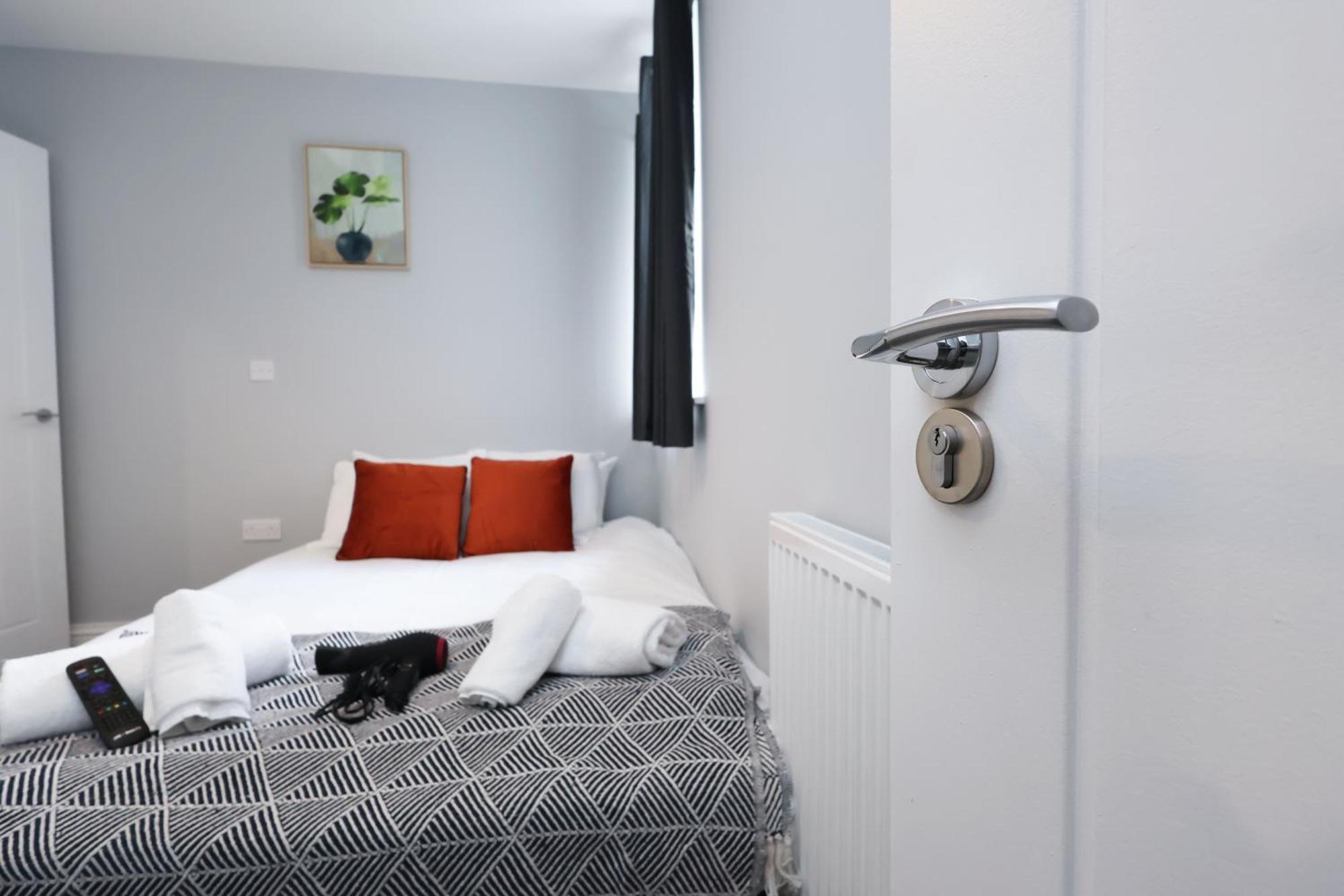 En-Suite Double Rooms, Smart Tv Comfy Style Llanelli Exterior photo