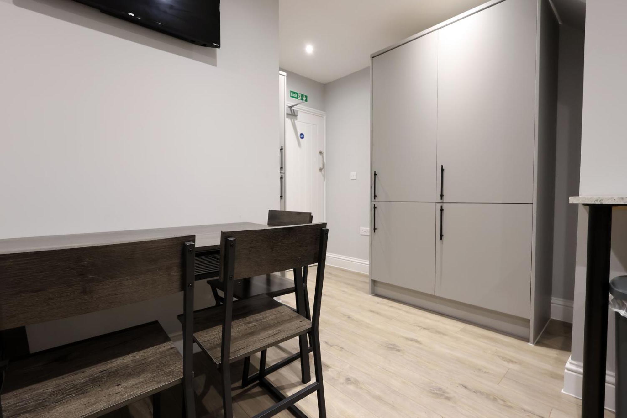 En-Suite Double Rooms, Smart Tv Comfy Style Llanelli Exterior photo